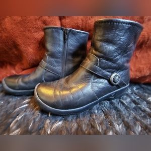 Keen ankle black leather buckle zipper boot